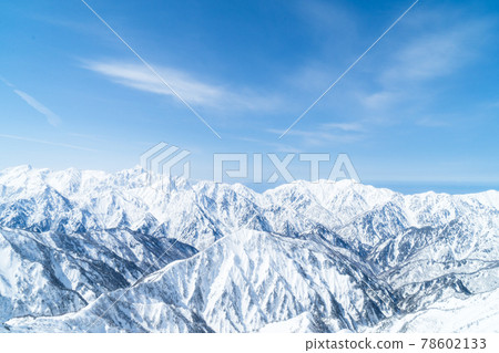 從唐松山頂看到的鶴木山和氣胜山 78602133