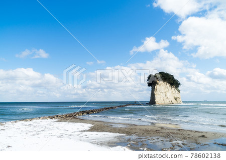 初冬的能登半島見附島 78602138