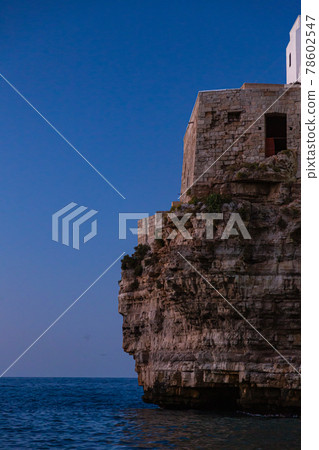 黃昏時分,塔利亞·波利尼亞諾 (Talia Polignano) 在卡拉卡拉波爾圖海岸 黃昏時分,塔利亞·波利尼亞諾 (Talia Polignano) 在卡拉卡拉波爾圖海岸 78602547