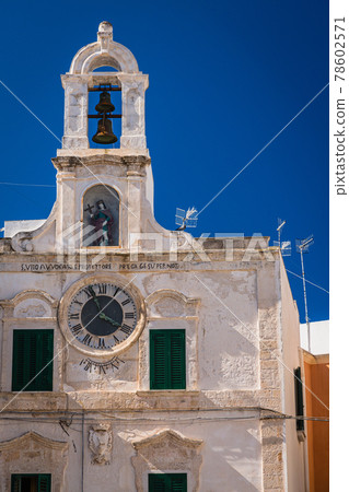 義大利濱海波利尼亞諾廣場的鐘樓 義大利濱海波利尼亞諾廣場的鐘樓 78602571