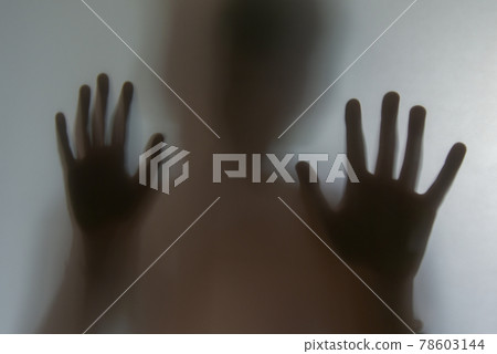 Reflection of shadows of children hands on frosted glass, blur 78603144