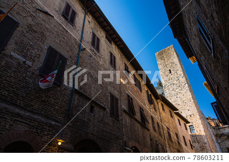 從義大利聖吉米尼亞諾的聖喬瓦尼大街看到的托雷·德·庫尼亞內西 (Torre dei Cugnanesi) 78603211