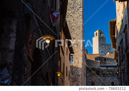 從義大利聖吉米尼亞諾聖喬凡尼大街看到的洛格諾薩塔 從義大利聖吉米尼亞諾聖喬凡尼大街看到的洛格諾薩塔 78603212