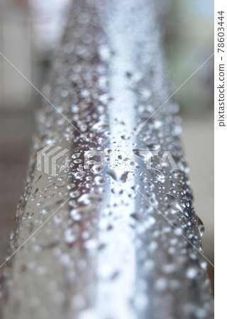 Raindrops on round aluminum tube pipe, metal stainless pipe 78603444