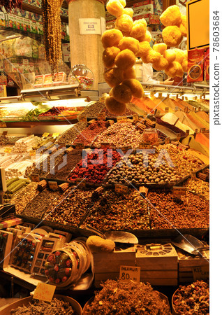 In the Misir Carsisi built in the 17th century, locals and tourists from various countries of the world are shopping. Spice section, Istanbul Turkey, 30 August 2018 In the Misir Carsisi built in the 17th century, locals and tourists from various countries of the world are shopping. Spice section, Istanbul Turkey, 30 August 2018 78603684