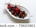 櫻桃放在白盤子裡 78603861