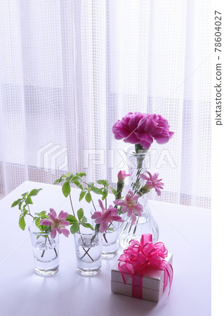 Flowers and gifts 78604027