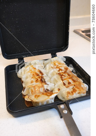 Make dumplings with a hot sandwich maker 78604660