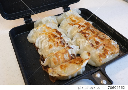 Really a sandwich maker with brown dumplings 78604662