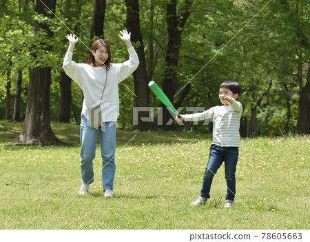 Family enjoying baseball in the park 78605663