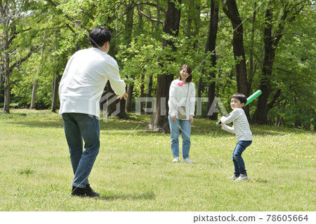 在公園裡享受棒球的家庭 78605664