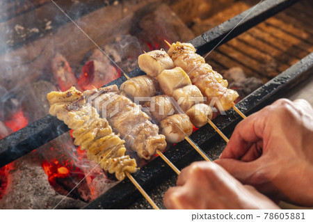 烤雞肉串 木炭烤雞肉串 烤雞肉串 木炭烤雞肉串 78605881