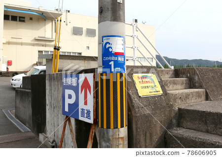 Tsunami information sign above sea level display board Tsunami information sign above sea level display board 78606905