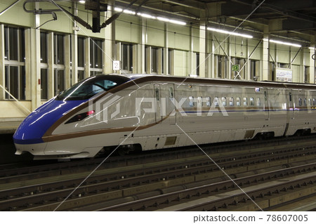 上越新幹線 E7 系列夜間停在上越站 上越新幹線 E7 系列夜間停在上越站 78607005