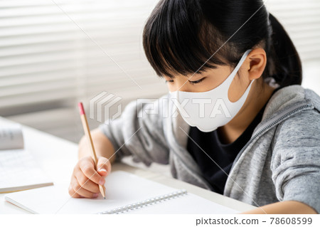 小學生戴著口罩學習 小學生戴著口罩學習 78608599