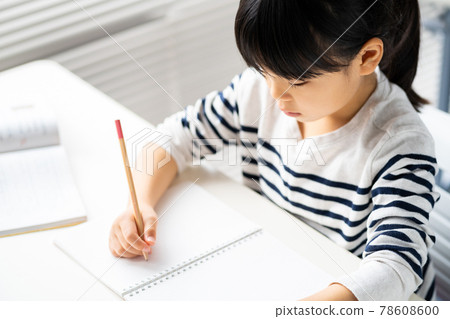 在補習班學習的小學生。 在補習班學習的小學生。 78608600