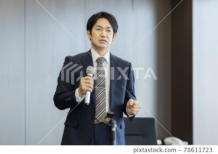 一位商人與麥克風交談 78611723