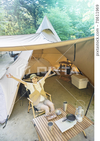 A woman enjoying solo camping A woman enjoying solo camping 78611969
