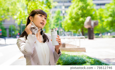 在外面擦汗的同時補充水分的女商人 在外面擦汗的同時補充水分的女商人 78612746