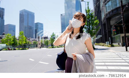 一個戴著面具的女人，熱得擦汗 78612914