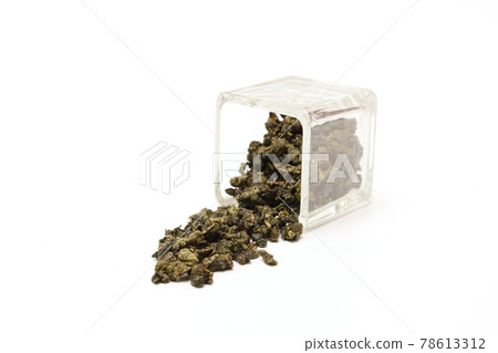 Oolong tea leaves in a glass cube container Oolong tea leaves in a glass cube container 78613312