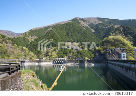 來自奧多摩湖南岸的綠意盎然的小河內水壩 78613317