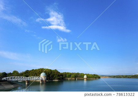 位於狹山丘陵的春藍天中多摩湖的湖面和進水塔 78613322