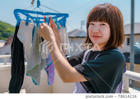 家庭主婦烘乾衣物 家庭主婦烘乾衣物 78614216