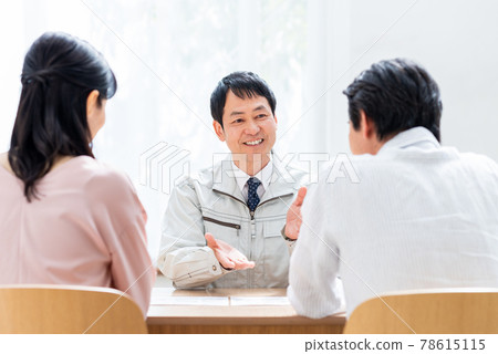 一位商人向一對中年夫婦解釋改造 78615115