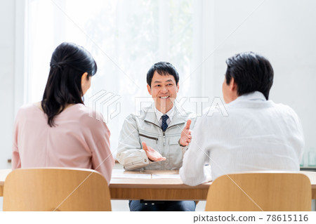 一位商人向一對中年夫婦解釋改造 78615116