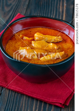 Bowl of Thai red chicken curry 78615178