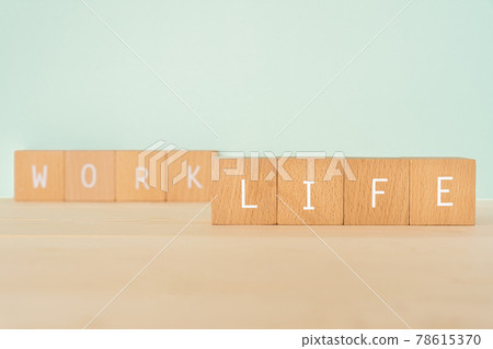 生活、工作與生活的平衡 | 寫有“LIFE WORK”的積木 78615370