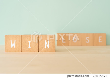 Win, win, game | 寫有“WIN LOSE”字樣的積木 Win, win, game | 寫有“WIN LOSE”字樣的積木 78615372