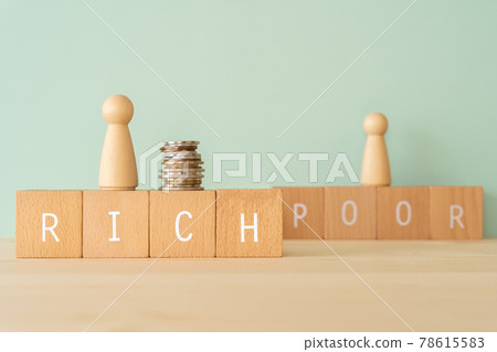 富人、富人和富人的區別| 積木、人形物體和錢,上面寫著“RICH POOR” 富人、富人和富人的區別| 積木、人形物體和錢,上面寫著“RICH POOR” 78615583