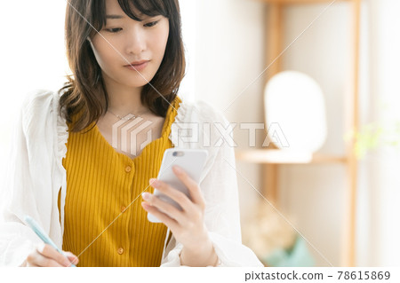 觀看智能手機的婦女 觀看智能手機的婦女 78615869