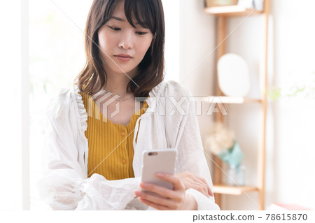 觀看智能手機的婦女 觀看智能手機的婦女 78615870