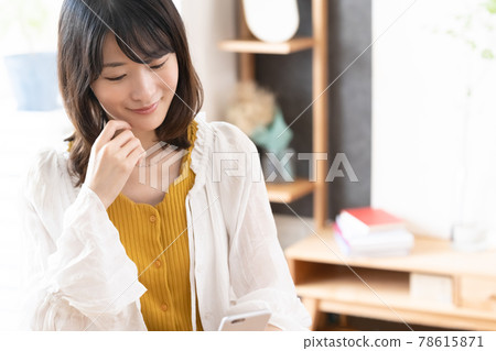 觀看智能手機的婦女 觀看智能手機的婦女 78615871