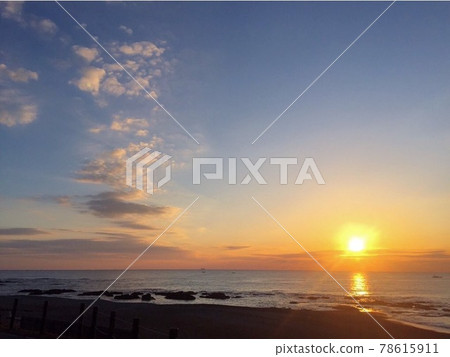 sun setting into the sea sun setting into the sea 78615911