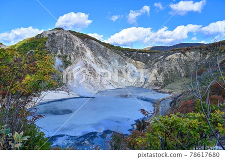 Scenery of Oyu-numa in late autumn overlooking from the observatory @ Noboribetsu, Hokkaido 78617680