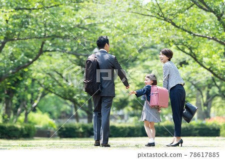 Parent-child commuting commuting family image Parent-child commuting commuting family image 78617885