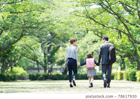 Parent-child entrance ceremony Family image 78617930