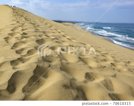 Tottori sand dunes in autumn 78618315