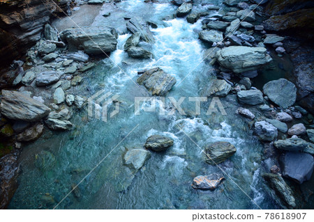A pure mountain stream over which "Kazura Bridge" is built 78618907
