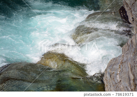 A pure mountain stream over which "Kazura Bridge" is built 78619371