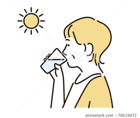 簡單說明：一位老婦人喝著一杯水 78619872