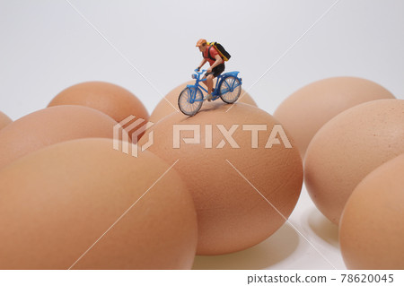 a mini figure ride the bike on the eggs 78620045