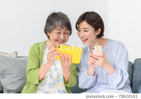 高級女性、年輕女性、智能手機搜索 高級女性、年輕女性、智能手機搜索 78620181