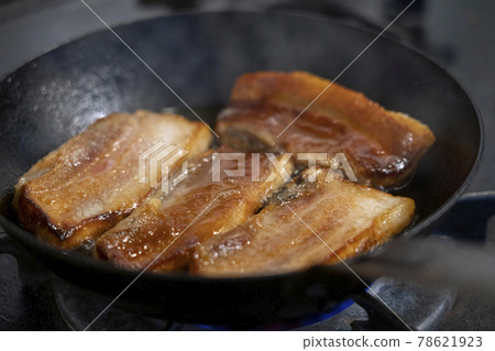 Bake thick slices of bacon Bake thick slices of bacon 78621923