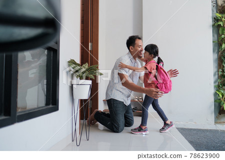 happy father welcoming his kid after finishing school happy father welcoming his kid after finishing school 78623900