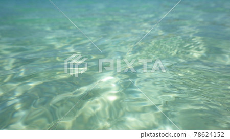 [Graphic material] The emerald green sea of Yoron Island, Kagoshima Prefecture, the sea surface like ramune jelly 78624152